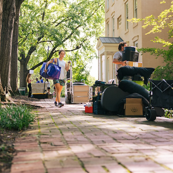 student carrying in move-in items on the horseshoe